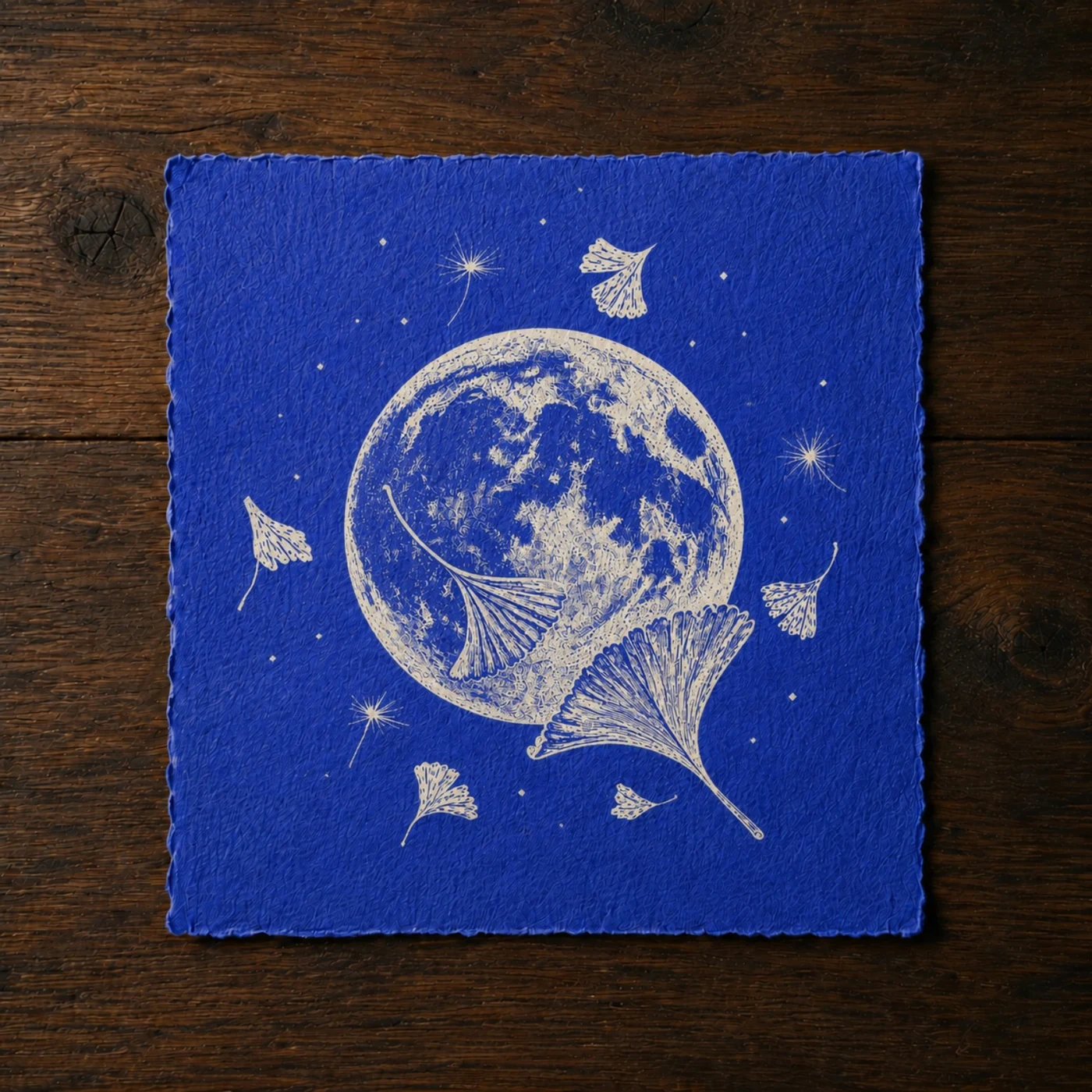 Tirage bleu cobalt représentant une lune entourée de feuilles de ginkgo