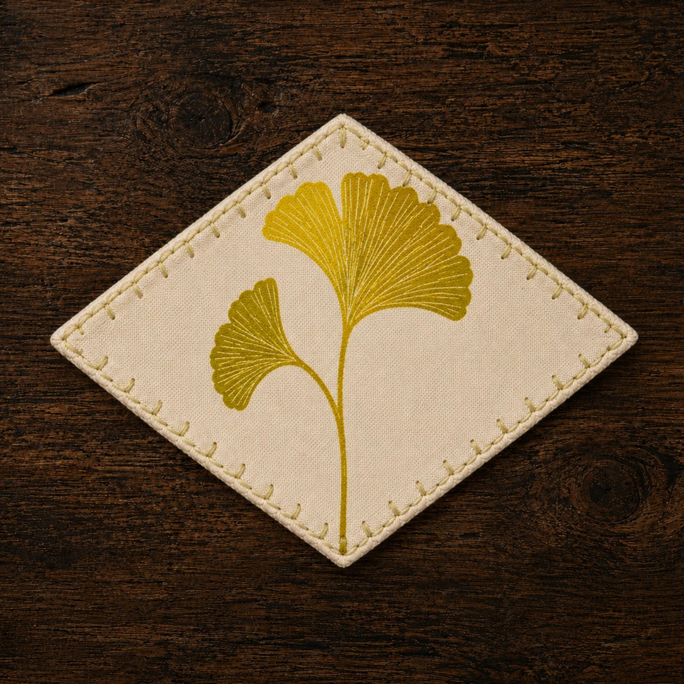 Patch textile en forme de losange avec deux feuilles de ginkgo