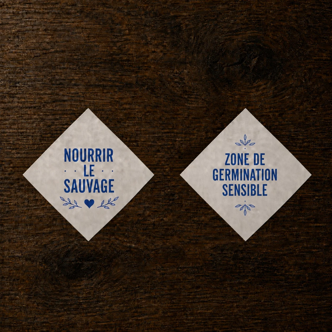 Deux stickers losange portant les messages Nourrir le sauvage et Zone de germination sensible