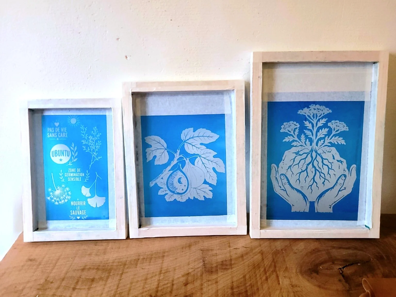 Trois cadres de sérigraphie alignés